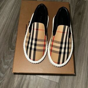Burberry Kids Sneakers in Beige and Black